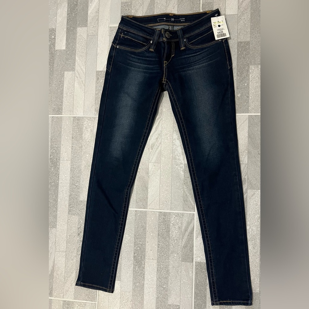 Levis low-rise skinny jeans size 25